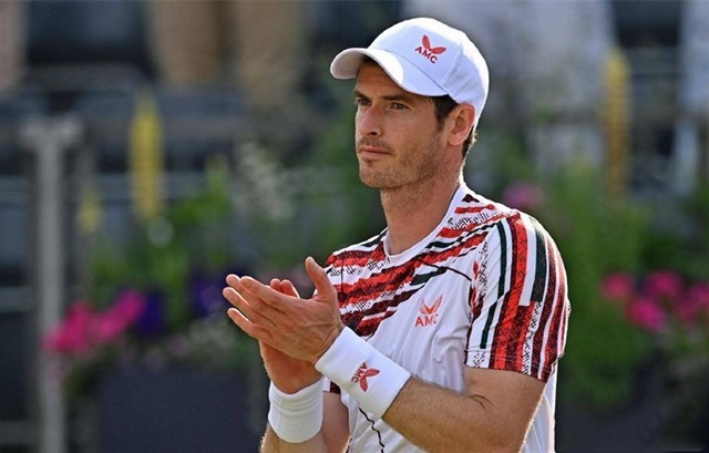 国足借助于 国足借助于