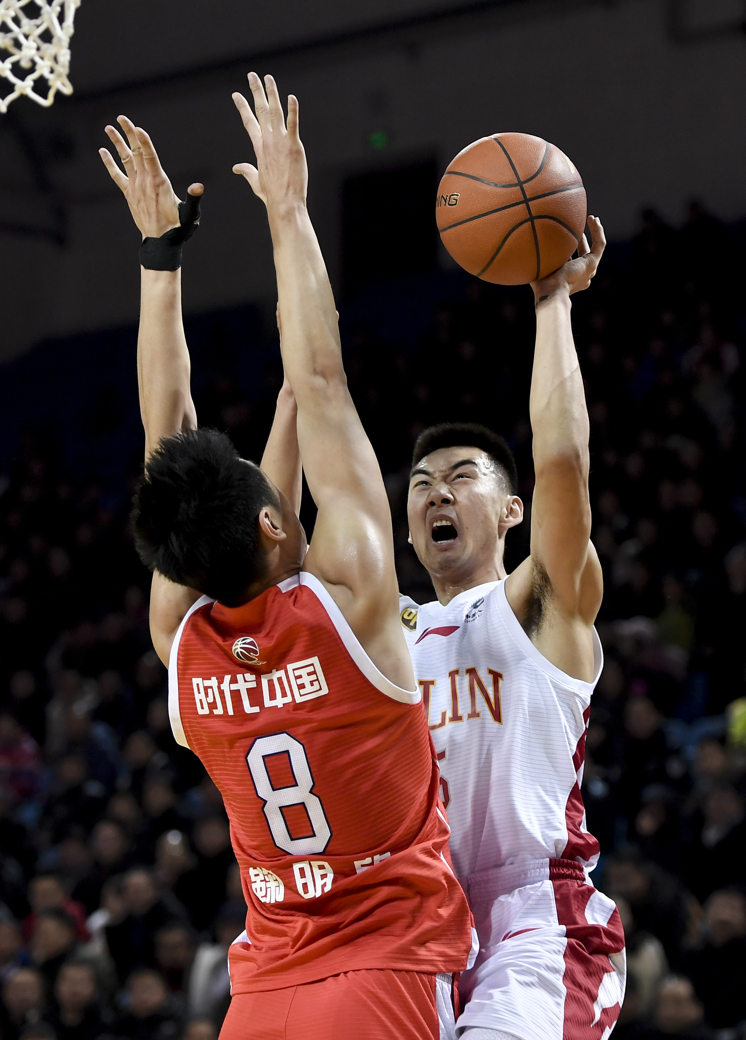 “篮球运动员参与校园活动，推广篮球文化”.